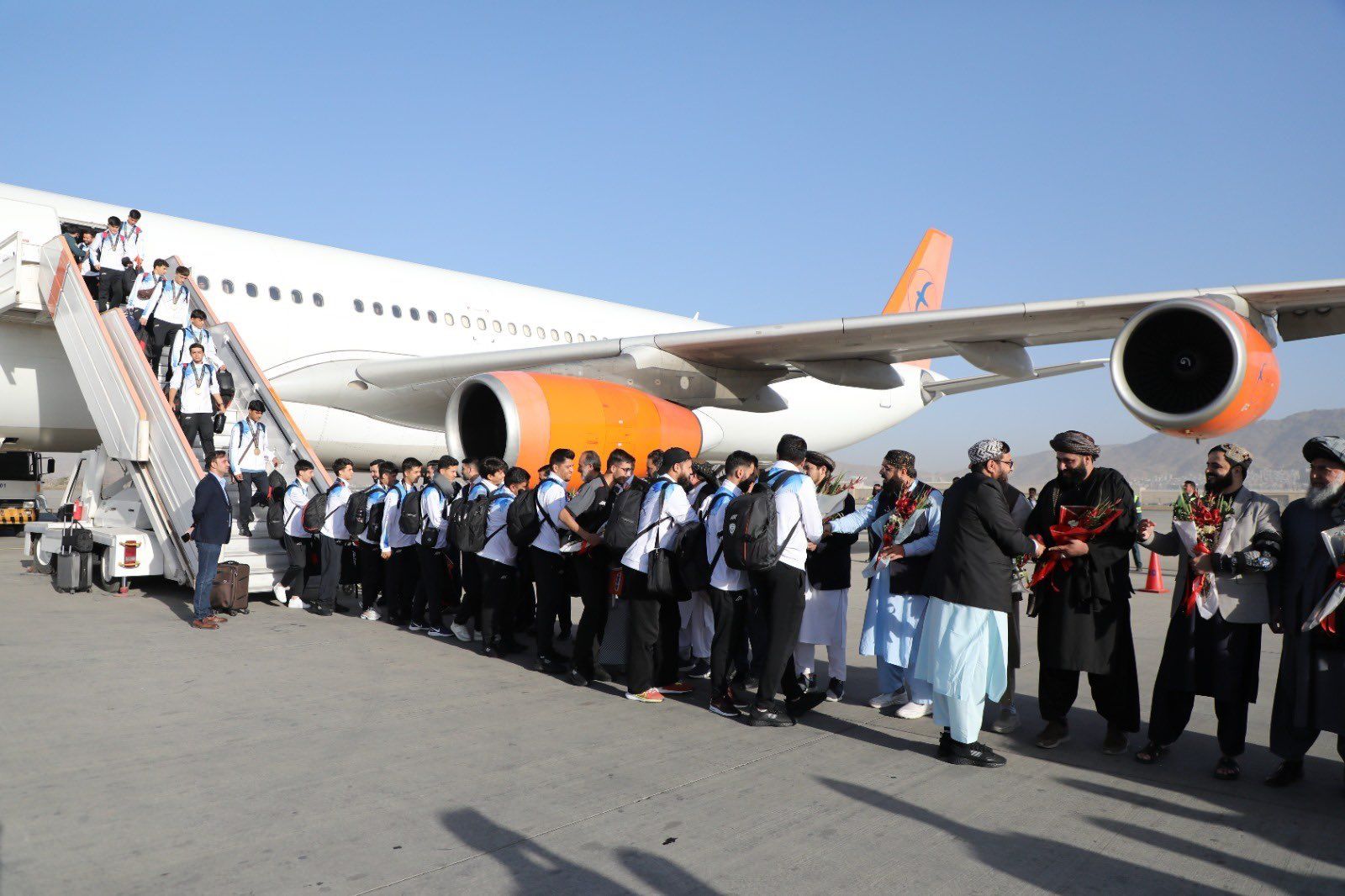 استقبال طالبان از تیم فوتسال در میدان هوایی کابل