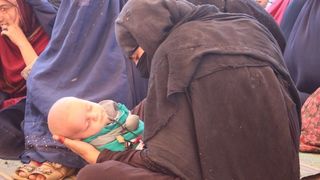 تورخم کې ستنېدونکې پاکستانۍ مېرمن: ايا همدا زما ګناه ده، چې له يو افغان سره مې واده کړی؟