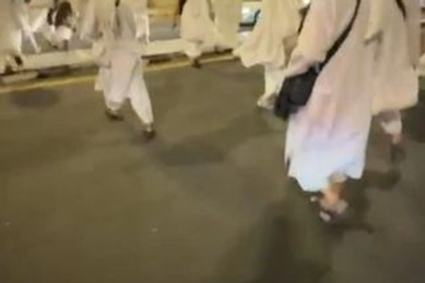 افغان حاجیان د اسانتیاوو د نشتوالي او کمزورو خدمتونو له وړاندې کېدو شکایت لري