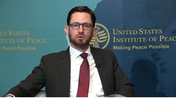 تام وست با عبدالله عبدالله درباره بازگشت دختران به مکاتب گفتگو کرد