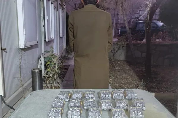 طالبان وایي کابل کې یې یو کس له دوه زرو زیاتو نشهیي ټابلیټونو سره نیولی دی