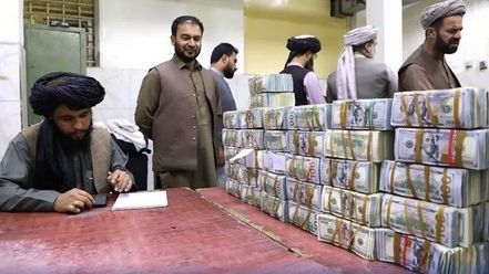 کاهش ارزش پول افغانی؛ طالبان میلیونها دالر به بازار عرضه میکند