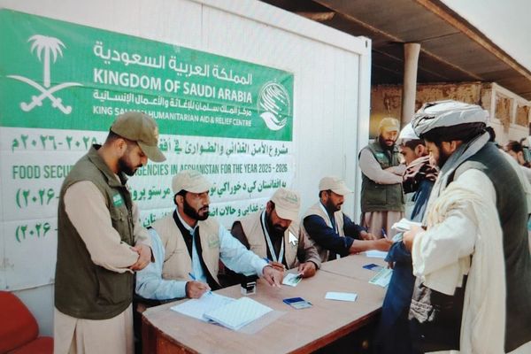 سعودي عربستان په کندهار کې راستنو شویو کډوالو ته نږدې زر خوراکي کڅوړې وېشلي