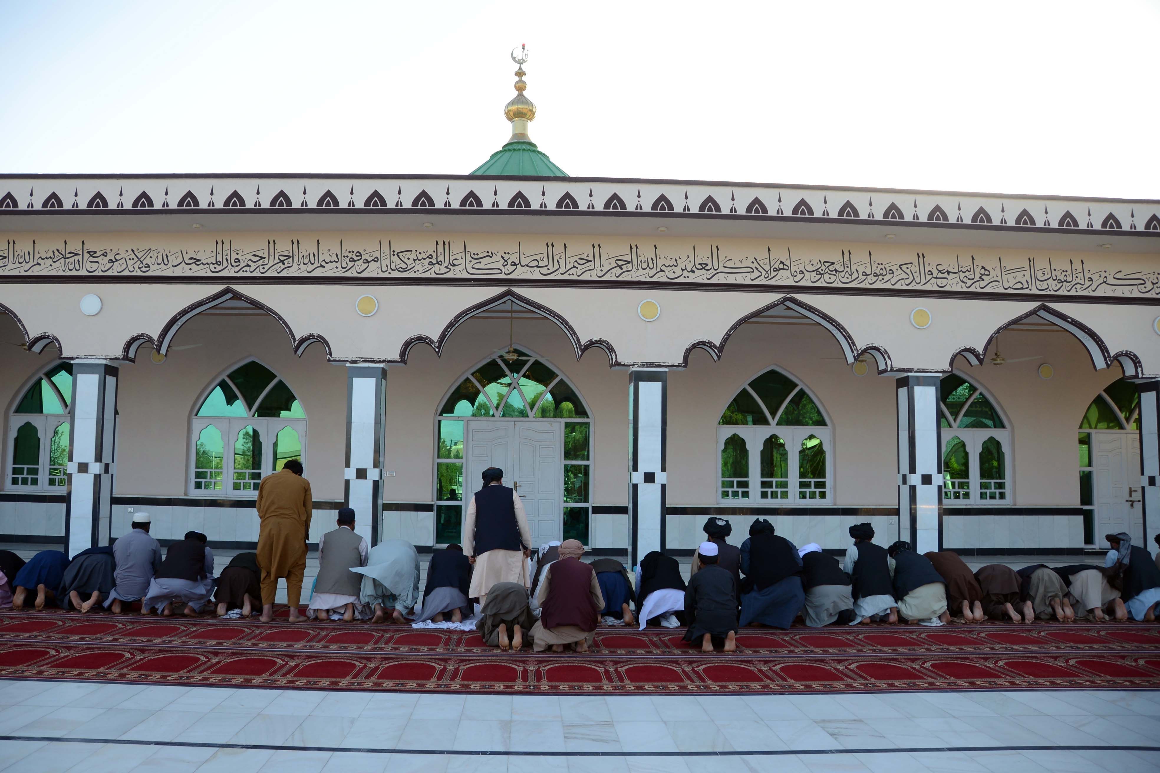 کندهار - عېنو مېنه کې د احمد شاه ابدالي په نوم جامع جومات، چې خلک پکې د مازیګر په لمونځ بوخت دي