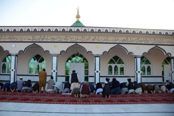 کندهار - عېنو مېنه کې د احمد شاه ابدالي په نوم جامع جومات، چې خلک پکې د مازیګر په لمونځ بوخت دي