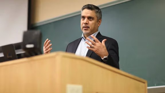 اشرف حیدري: د طالبانو واکمني د افغانستان د جبري بې‌ځایه کېدو د کړکېچ اساسي لامل دی