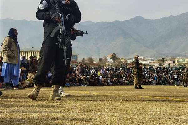عیني شاهدان: طالبانو د زابل د مرکز په شیخ متي ورزشي لوبغالي کې ۹ تنه په درو ووهل