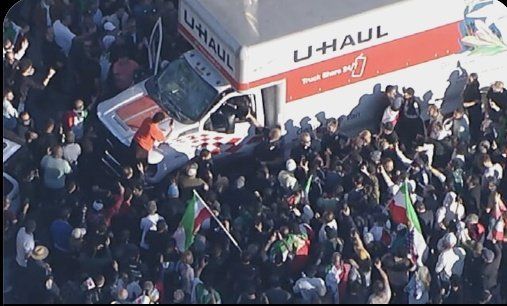 یک موتر باربری به جمعیت معترضان ایرانی در لس‌آنجلس حمله کرد 