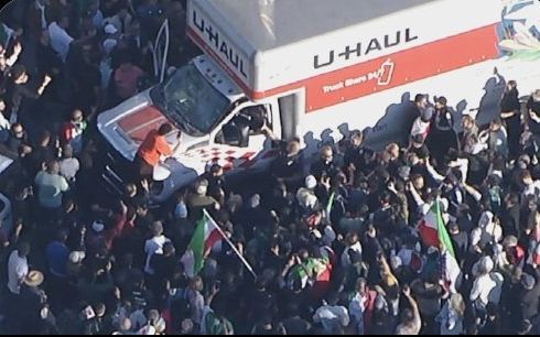 یک موتر باربری به جمعیت معترضان ایرانی در لسآنجلس حمله کرد