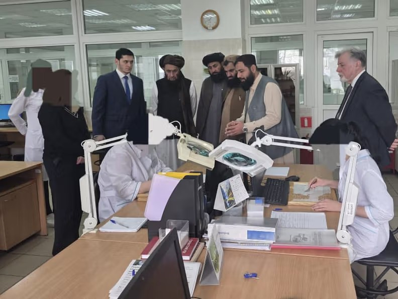 حجب صور باحثات روسيات خلال زيارة وفد من طالبان لمركز أبحاث في موسكو 