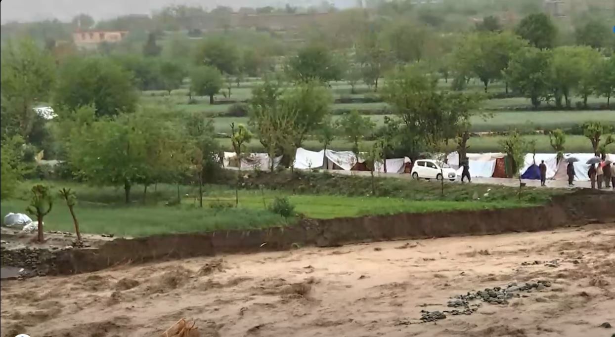 طالبانو د پاکستان بریدونو له امله ۶۰۰ بې‌ځایه شوې کورنۍ له سیند غاړو امن ځایونو ته لېږدولي