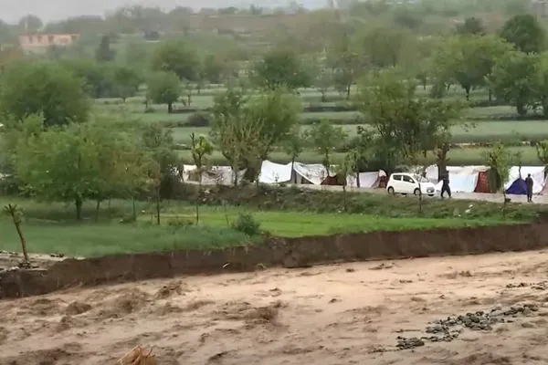 طالبانو د پاکستان بریدونو له امله ۶۰۰ بېځایه شوې کورنۍ له سیند غاړو امن ځایونو ته لېږدولي