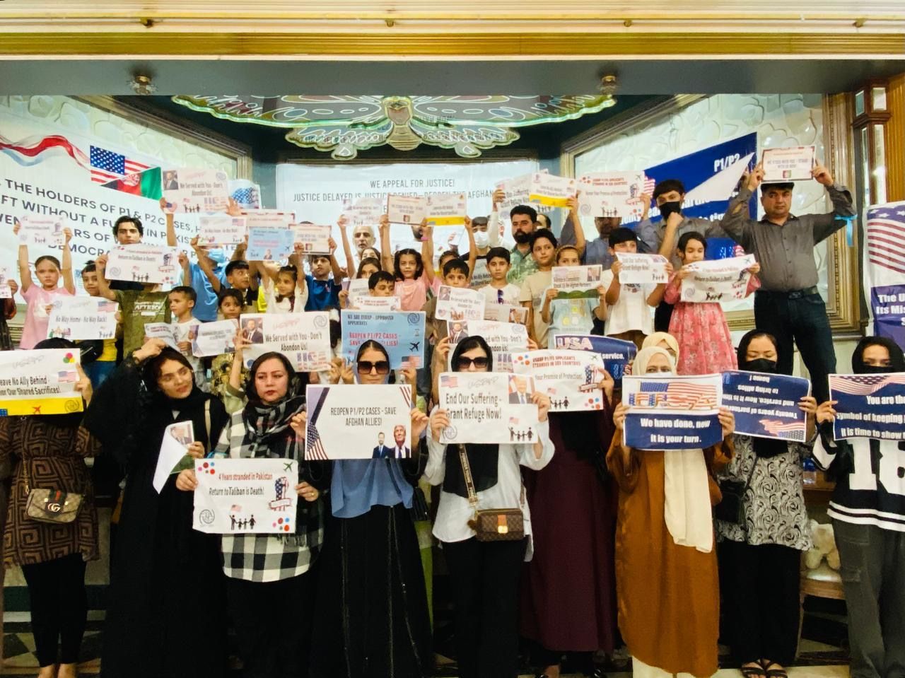 له ګواښ سره مخ؛ پاکستان کې مېشت افغانان له امریکا نه د بیامېشتېدو پروګرام د پیل غوښتنه کوي