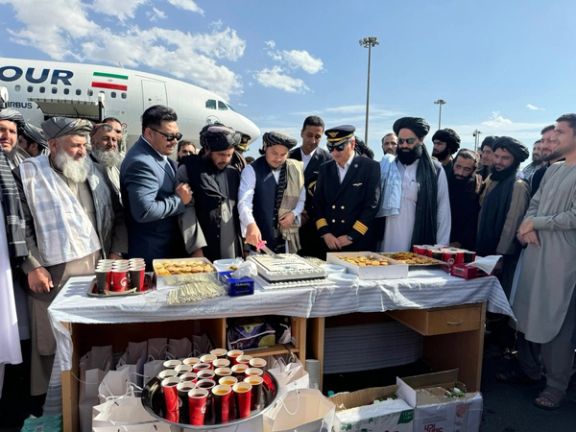 استقبال طالبان از خدمه پرواز هواپیمای ایران ایرتور در میدان هوایی کابل