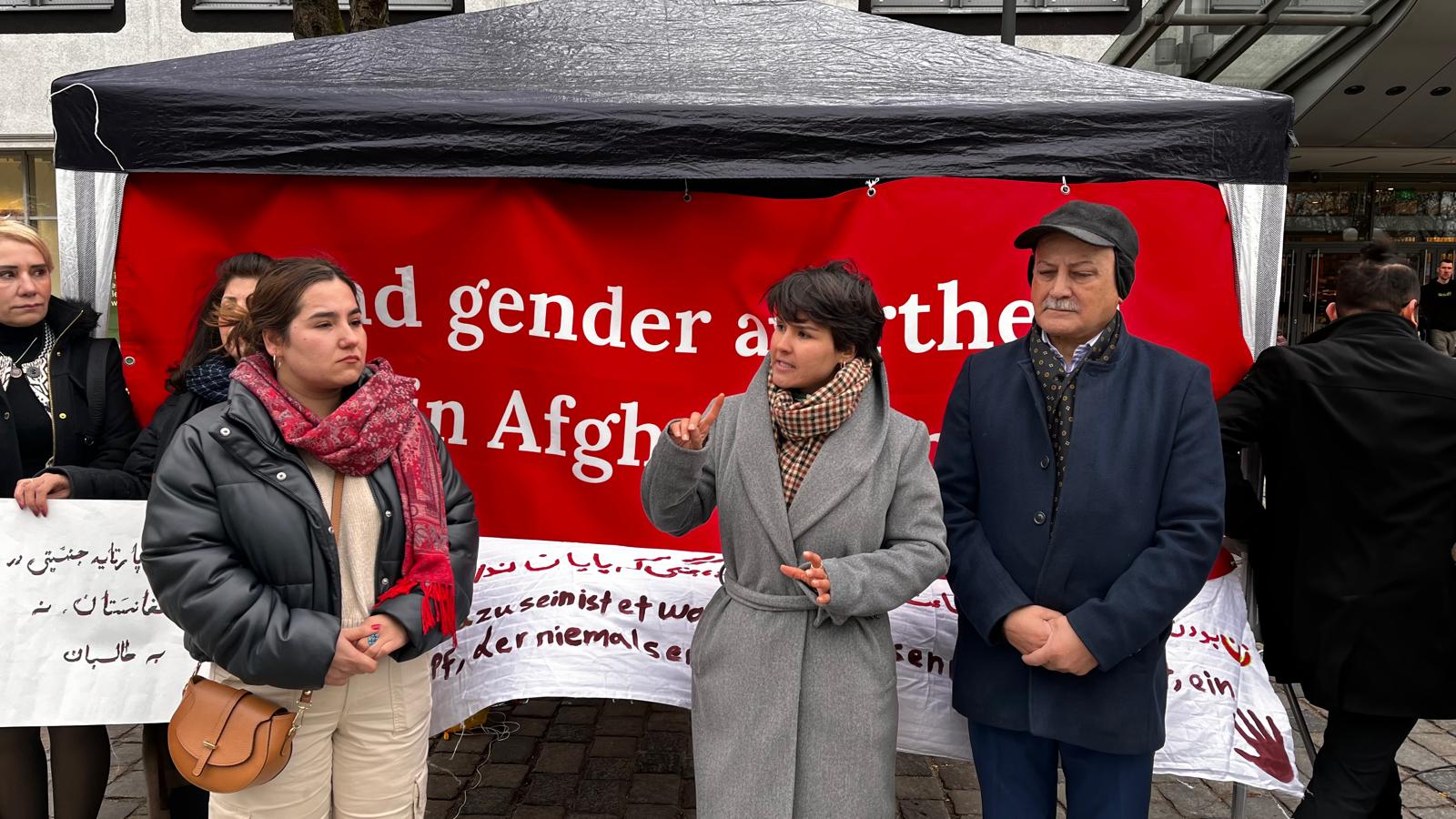 کارگردان فیلم 'نان و گل‌های رز' جایزه بنیاد اکثریت فمینیستی را به خواهران پریانی اهدا کرد