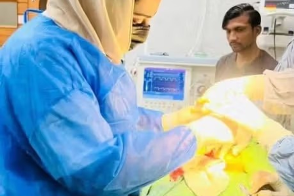 رجل يهاجم طبيبة بمادة حارقة في باكستان