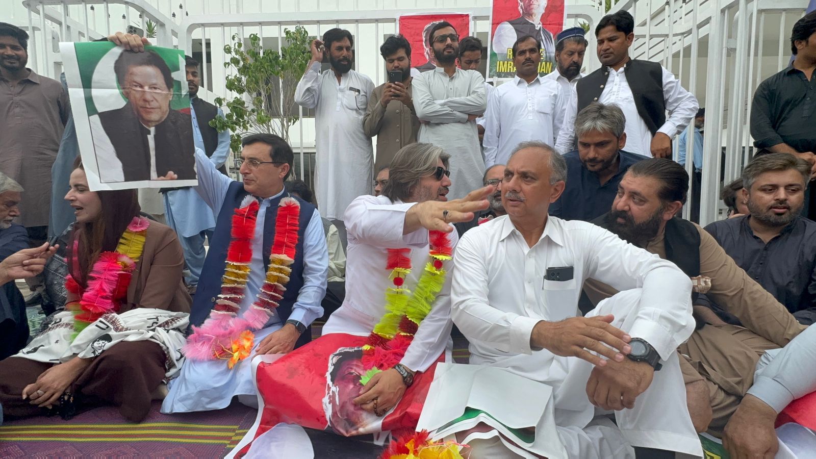 رهبران حزب تحریک انصاف در مقابل پارلمان پاکستان دست به اعتصاب غذایی زدند