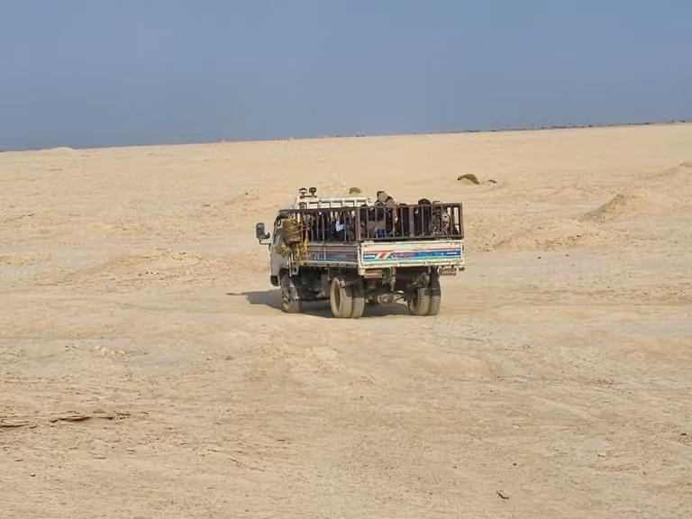 طالبان تعتقل أكثر من 80 أفغانياً بينهم نساء وأطفال أثناء محاولتهم العبور إلى إيران