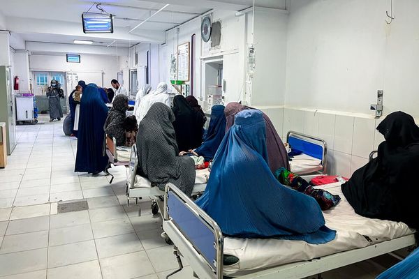 بې پولې ډاکټران: د بست روغتون په بېړنۍ څانګه کې د ناروغانو شمېر دوه برابره زیات شوی دی