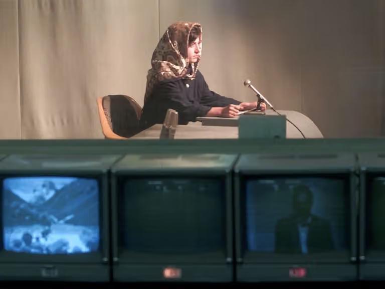 د ټلویزیون پر مخ د ښځو بیا راڅرګندیدل نومبر ۲۰۰۱ رویټرز 