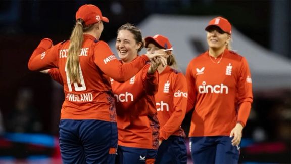 د انګلنډ ښځو کرېکټ لوبډلې په دویمه لوبه کې پاکستان ته په ماتې ور کولو لوبلړۍ وګټله