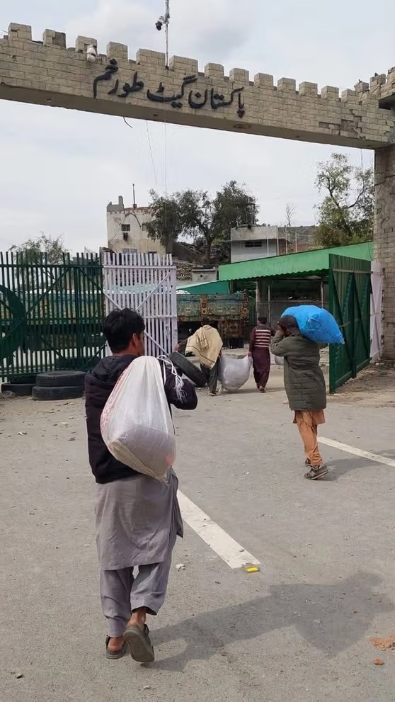 باكستان ترحّل مجموعة من المهاجرين الأفغان عبر معبر تورخم