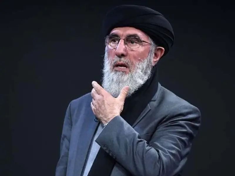 حکمتیار: کډوال باید د کابل او اسلام اباد د سیاست قرباني نه شي