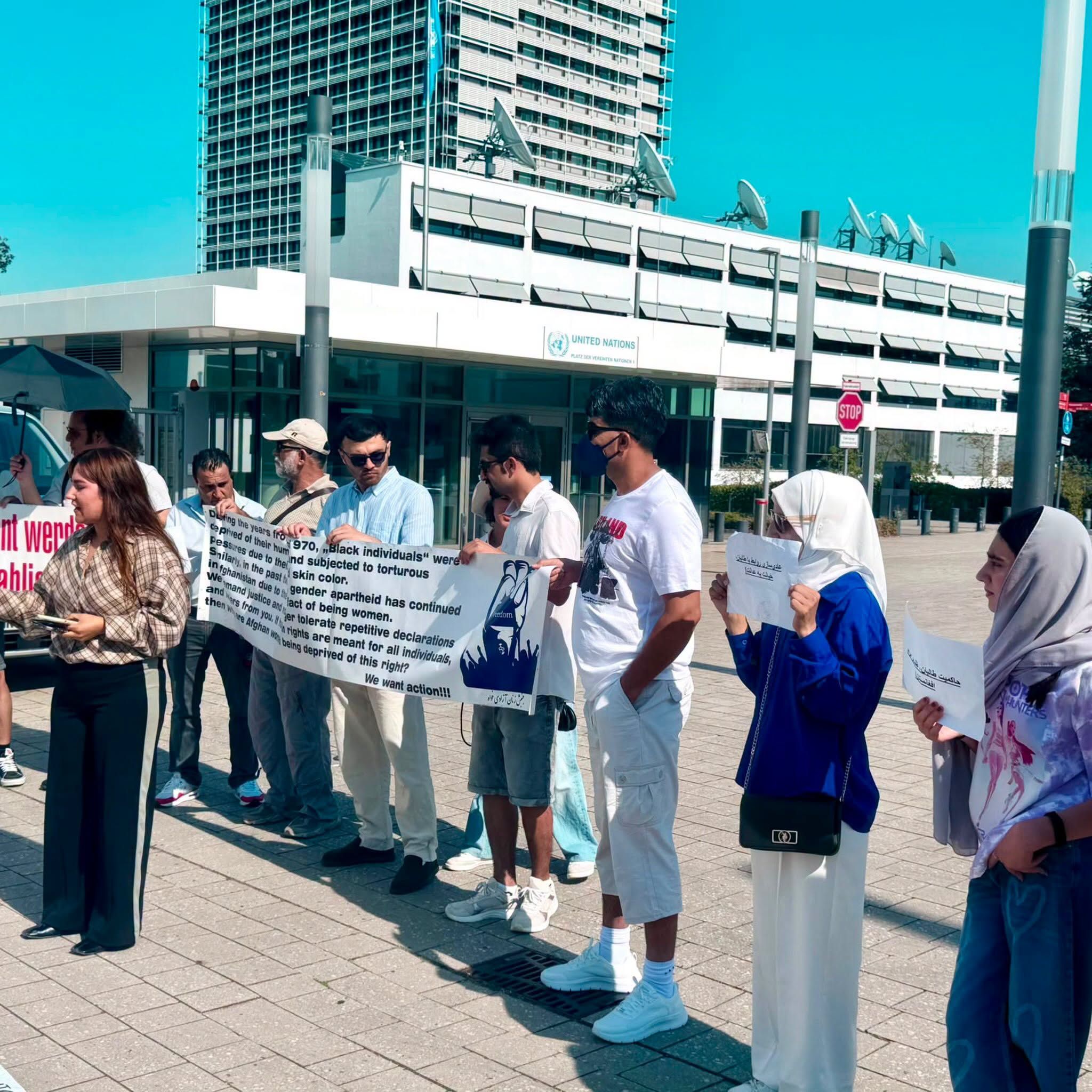 شماری از افغان‌ها در پنجمین سالگرد بازگشت طالبان به قدرت، مقابل دفتر سازمان ملل در بن آلمان تجمع اعتراضی برگزار کردند.