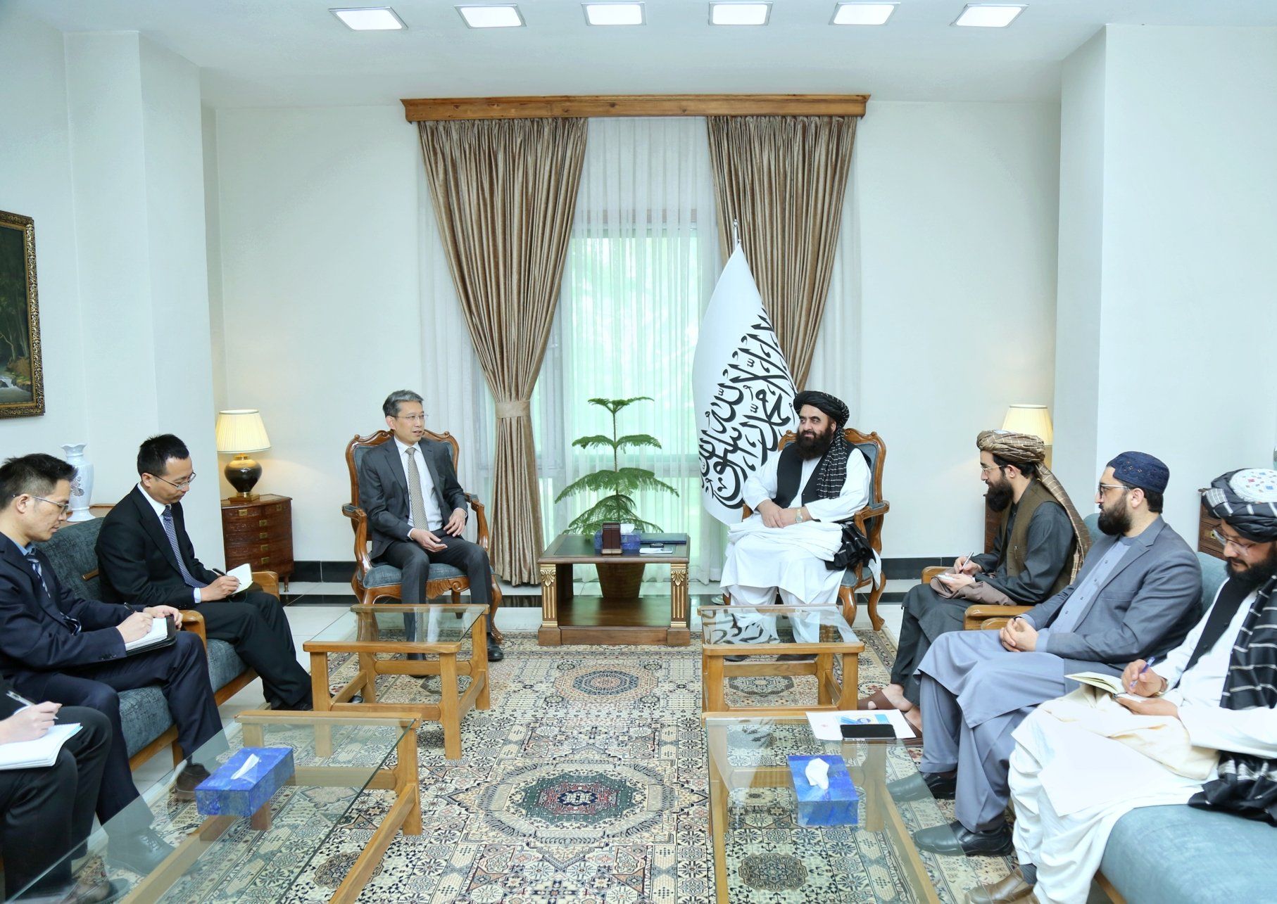 امیرخان متقي د چین له سفیر سره پر افغانستان د پاکستان د بریدونو په اړه غږېدلی