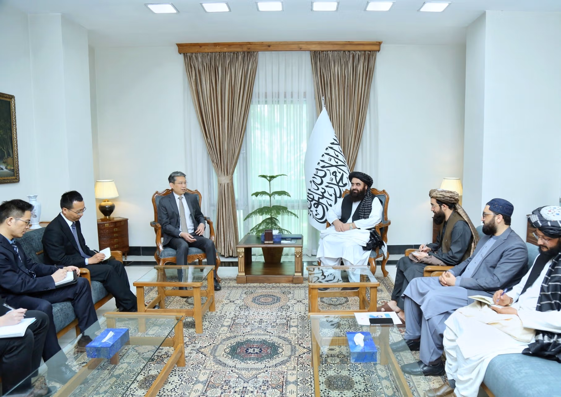 امیرخان متقي د چین له سفیر سره پر افغانستان د پاکستان د بریدونو په اړه غږېدلی