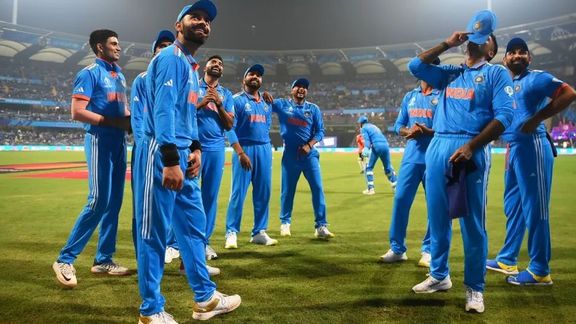 هند سریلانکا ته د ۳۰۲ منډو په توپیر ماته ورکړه او نیمه پای لوبې ته یې لار پېدا کړه