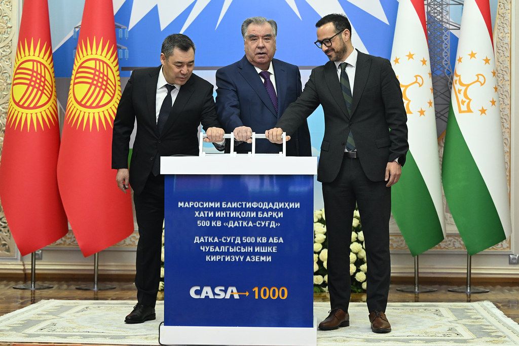 پروژه کاسا-۱۰۰۰؛ سران تاجیکستان و قرغیزستان یک خط انتقال برق را راه‌اندازی کردند
