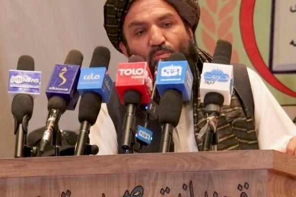 طالب چارواکی: افغان ډاکټران دې ناروغانو ته پاکستاني درمل نه لیکي