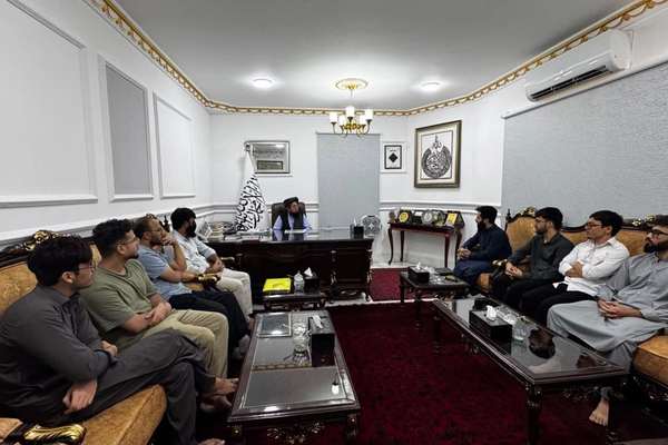 جای خالی دختران در دیدار سرقنسول طالبان با دانشجویان افغان در پاکستان