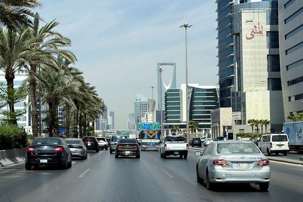 حوثیها مسئولیت حمله به میدان هوایی ریاض و تأسیسات نفتی عربستان را برعهده گرفتند