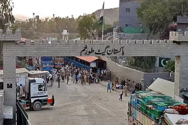 طالبانو په تورخم کې د پاکستاني ځواکونو په ډزو کې د دوو ماشومانو د وژل کېدو خبر ور کړی