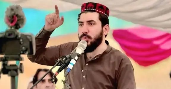 منظور پشتین د راتلونکي نړيوال اقتصادي فورم پر مهال له خپلو پلویانو د لاریون غوښتنه کړې