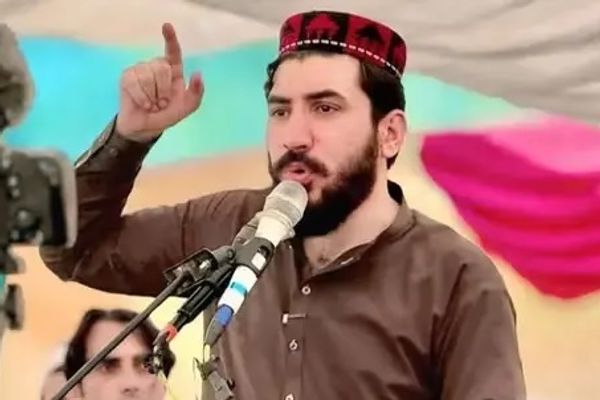 منظور پشتین د راتلونکي نړيوال اقتصادي فورم پر مهال له خپلو پلویانو د لاریون غوښتنه کړې