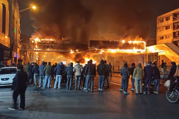 ایران د بحران د دوه لارې تر منځ؛ پراخې نیوکې، ظالمانه سرکوب او د بدلون ښکاره اشارې