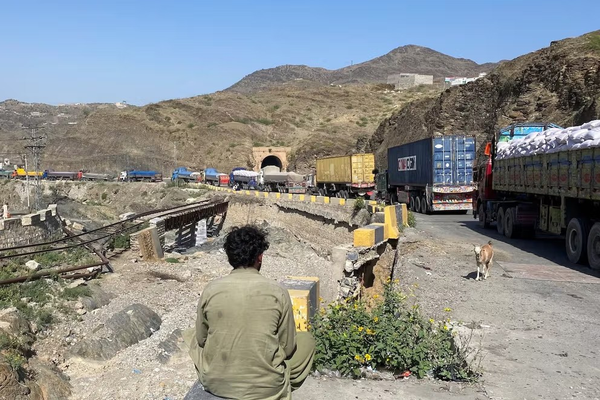 إغلاق المعابر بين أفغانستان وباكستان يتسبب بخسائر وصلت ملايين الدولارات