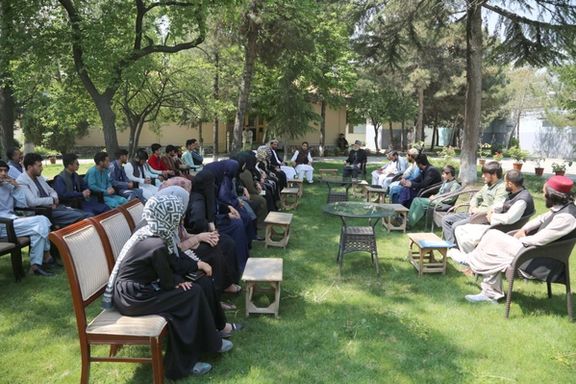 گروهی از جوانان در دیدار با کرزی خواهان بازگشایی مکاتب و دانشگاهها به روی دختران شدند