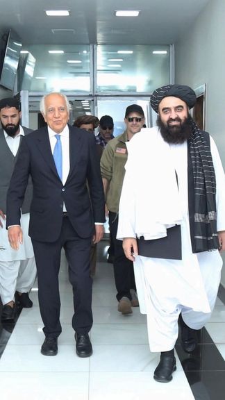 المبعوث الأمريكي السابق زلمای خليلزاد يلتقي بوزير خارجية طالبان