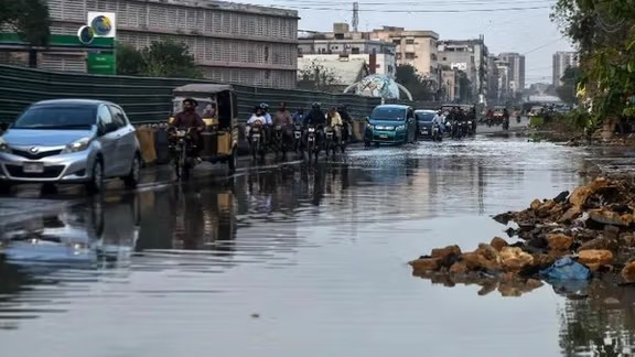 په دوو اونيو کې؛ په خیبر پښتونخوا او بلوچستان کې د سختو ورښتونو له امله ۶۳ کسان مړه شوي