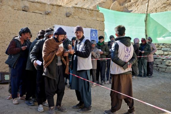 مردم برای دریافت کمک از برنامه جهانی غذا در یک مرکز توزیع در یکاولنگ، ثبتنام میکنند.