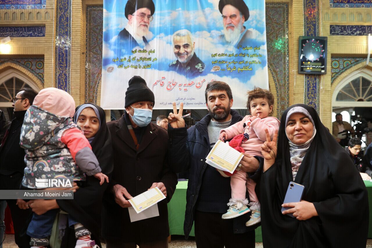 زمان رای‌گیری انتخابات مجلس شورای اسلامی و خبرگان ایران تا ۱۲ شب تمدید شد