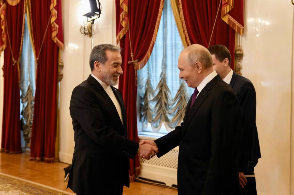 له عراقچي سره په لیدنه کې؛ پوتین له ایران سره د ستراتیژیکو اړیکو پر پیاوړتیا ټینګار کړی