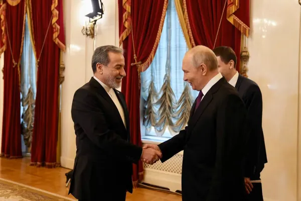 له عراقچي سره په لیدنه کې؛ پوتین له ایران سره د ستراتیژیکو اړیکو پر پیاوړتیا ټینګار کړی