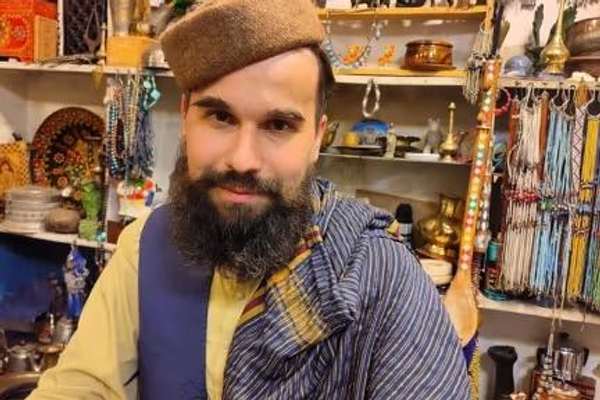 روسی څېړونکی د طالبانو له زندانه خوشې شو