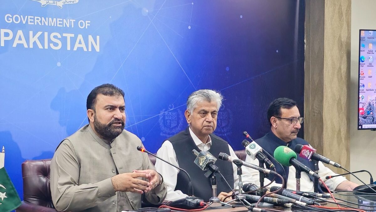 د پاکستان کورنیو چارو وزارت ویلي، هغه افغانان چې د اوسېدو په شرایطو برابر دي، نه شړل کېږي