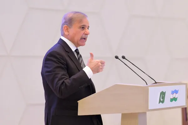 د پاکستان لومړی وزیر: تهران او واشنګټن د سولې هوکړې ته نږدې شوي دي